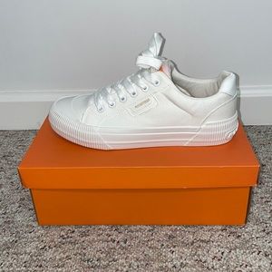 Super cute white sneakers! Never worn
